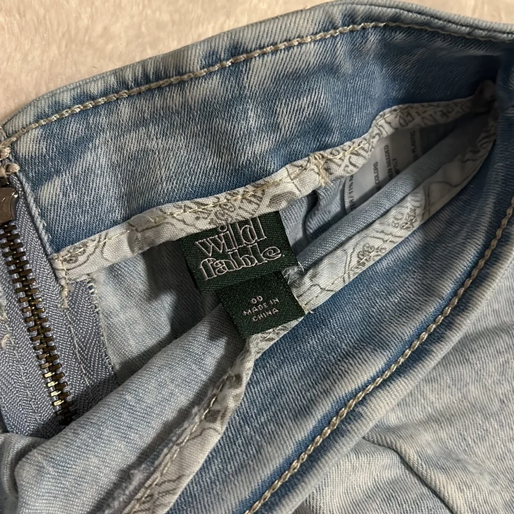 Wild Fable - Light Wash Denim Mini Skirt w/ Embroidered Daisies - Size: 00 - Picture 5 of 5